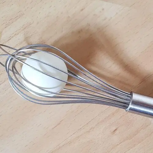 Schneebesen als typisches Spielzeug in einem PEKiP Kurs