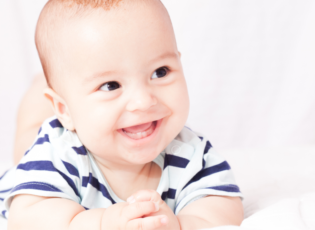 Lächelndes Baby im gestreiften Shirt