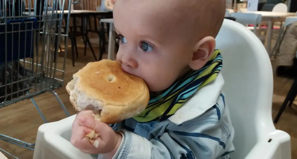 Baby isst Brötchen - Fingerfood beim BLW