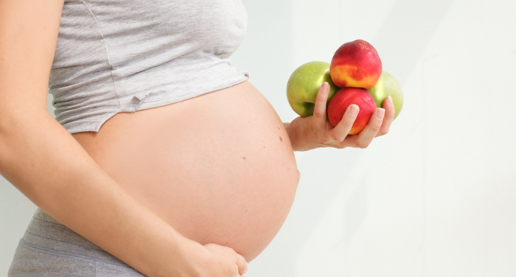 gesunde Ernährung in der Schwangerschaft fördert die Entwicklung des Fötus