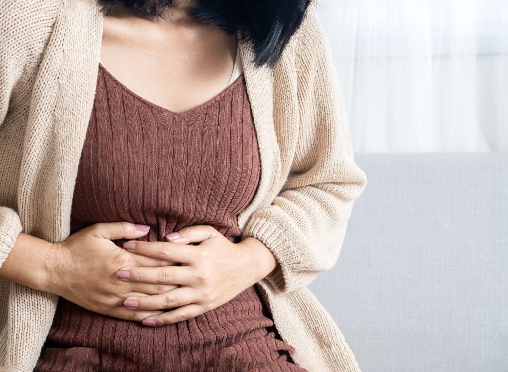 Frau mit Bauchbeschwerden – Reizdarm bei Frauen hat viele Ursachen