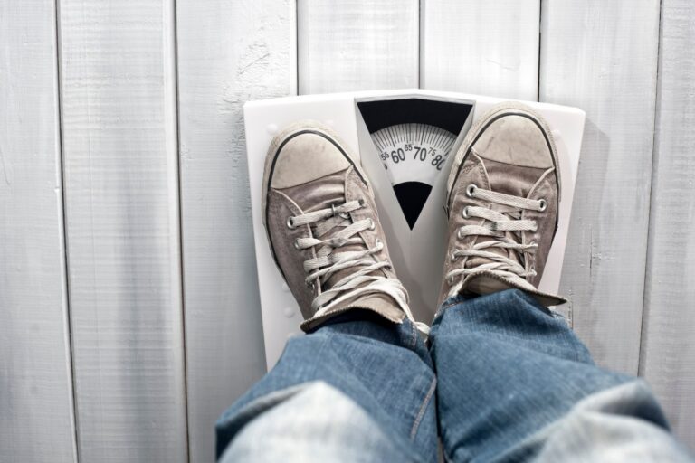 Übergewichtiger auf der Waage