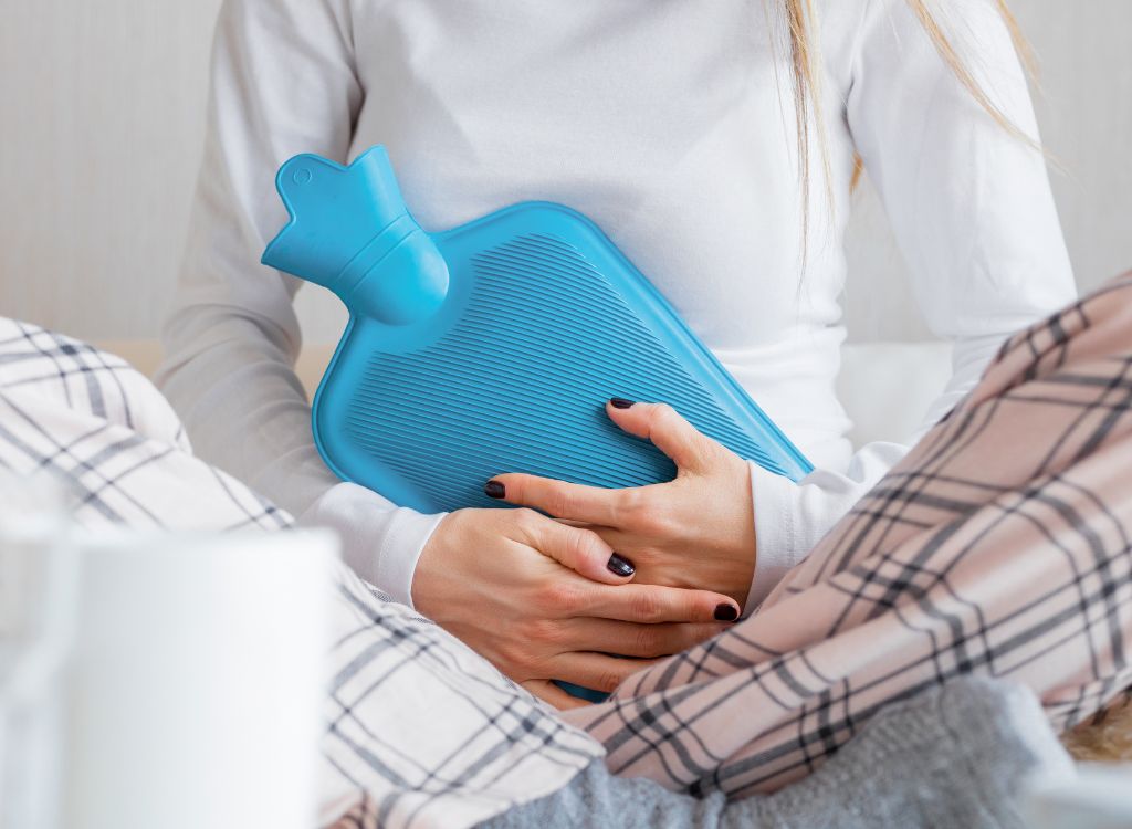 Wärmeflasche als Symbolbild für Verdauungsprobleme
