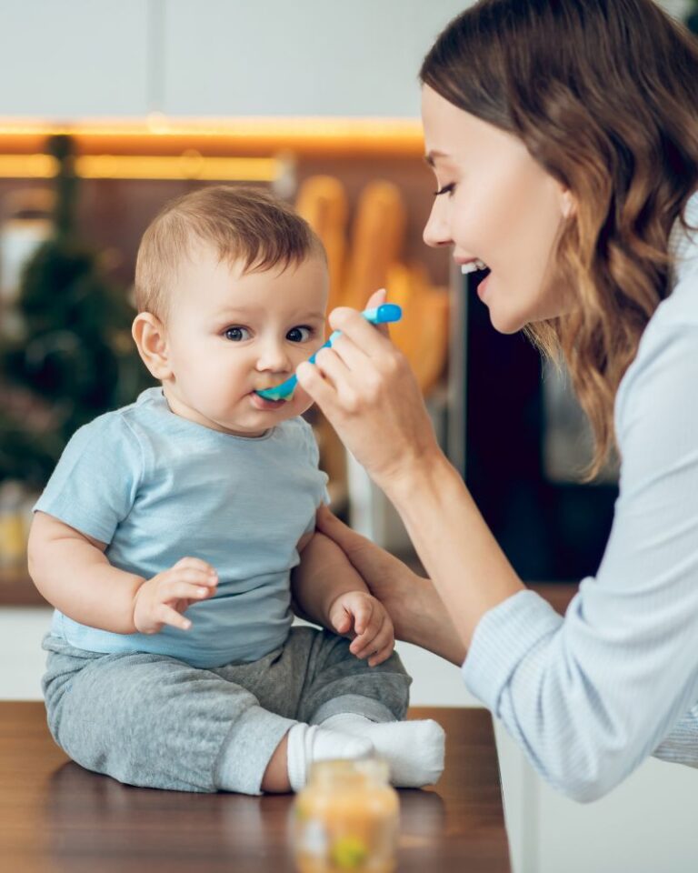 Mutter füttert ihr Baby