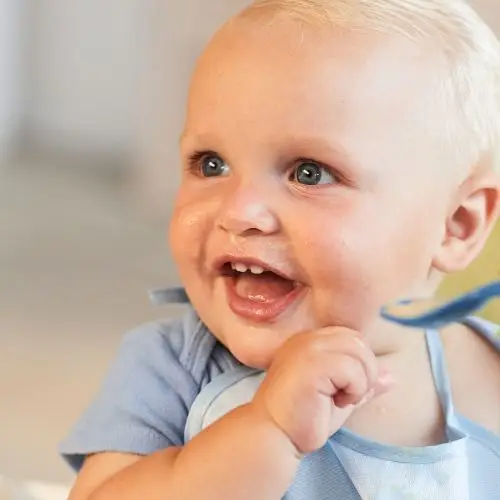 Baby wird gefüttert