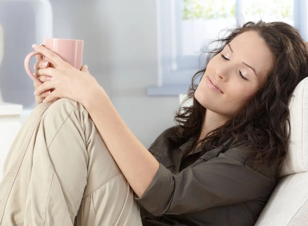Frau entspannt sich und entflieht dem Alltagsstress