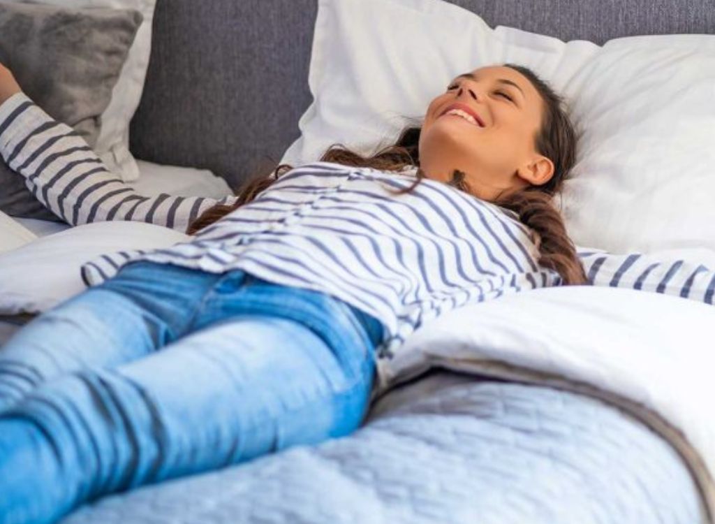 Frau entspannt sich nach getaner Arbeit mit dem Onlinekurs zur Progressiven Muskelentspannung