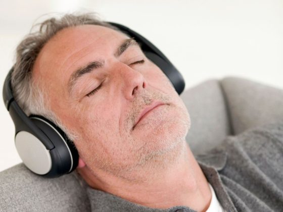 Mann mit Kopfhörern: Darmhypnose-Sitzung als Therapie bei Reizdarm