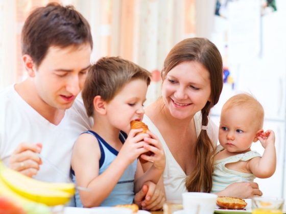 Gemeinsame Mahlzeit mit Kindern im Familienalltag