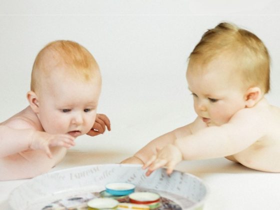 Babys erkunden Materialien im PEKiP Kurs zur frühkindlichen Entwicklung