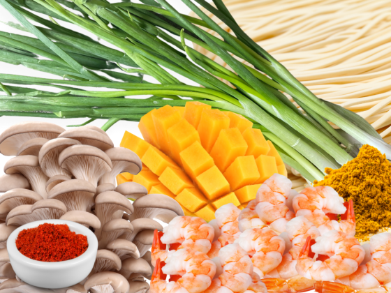 Zutaten für eine raffinierte asiatische Nudelpfanne mit Garnelen