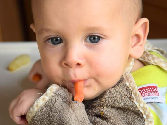 Vor- und Nachteile von Baby-led Weaning: Baby versucht sich an Karottenstückchen
