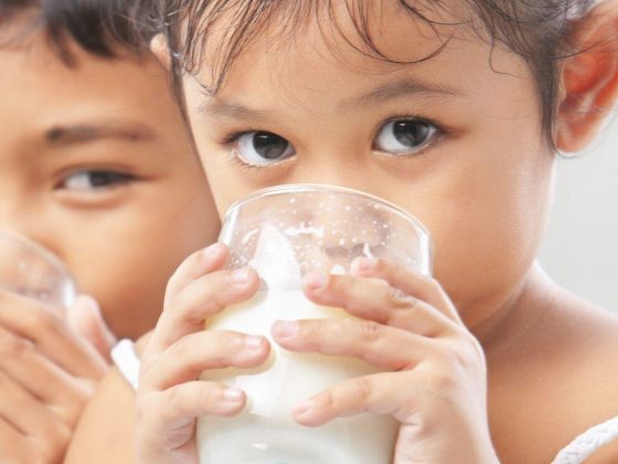 dürfen Babys Kuhmilch trinken?